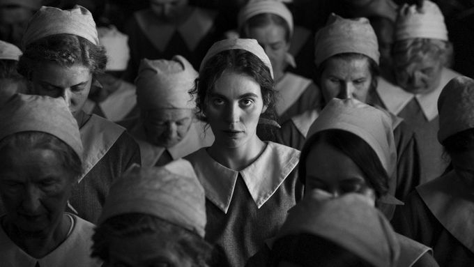 Film Dívka s jehlicí od čtvrtka promítají česká kina.