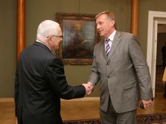 Prezident Klaus si třese rukou s premiérem Topolánkem.