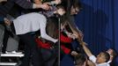 U.S. President Barack Obama greets supporters during a campaign rally at Mentor High School in Mentor, Ohio, November 3, 2012 REUTERS/Jason Reed (UNITED STATES - Tags: POLITICS ELECTIONS USA PRESIDENTIAL ELECTION TPX IMAGES OF THE DAY) Published: Lis. 3, 2012, 5:35 odp.