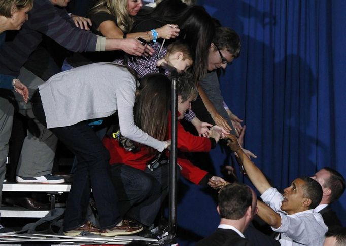 U.S. President Barack Obama greets supporters during a campaign rally at Mentor High School in Mentor, Ohio, November 3, 2012 REUTERS/Jason Reed (UNITED STATES - Tags: POLITICS ELECTIONS USA PRESIDENTIAL ELECTION TPX IMAGES OF THE DAY) Published: Lis. 3, 2012, 5:35 odp.