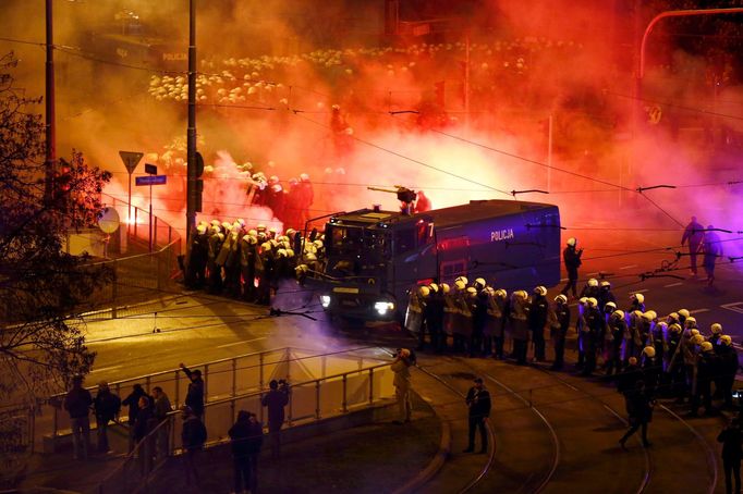 Polská policie zasahuje vodním dělem při oslavách nezávislosti ve Varšavě.