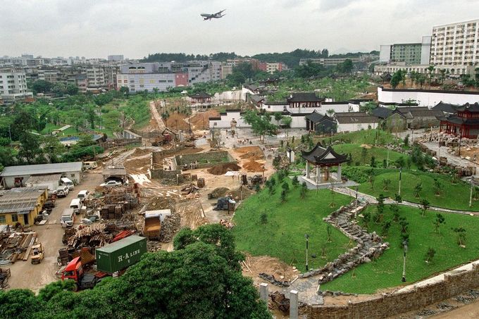 Snímek na místo v Hongkongu, kde bývala chudinská čtvrť Kowloon Walled City, která byla v 90. letech zdemolována. Snímek z roku 1995.