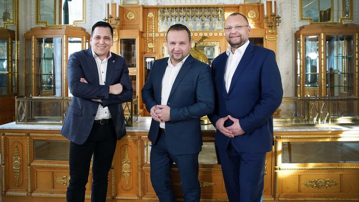 Lidovci opět volí předsedu. Jurečka odmítá "plout" s ODS, Bartošek vyhlíží koalice