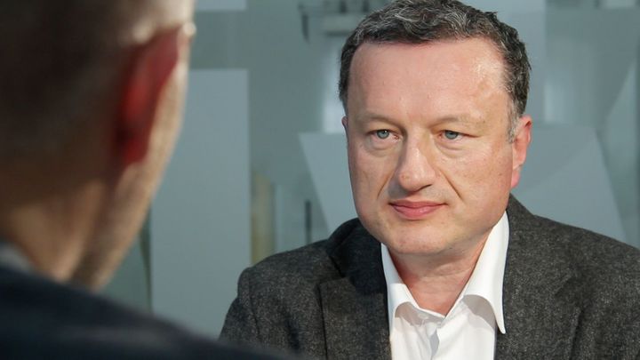 Vědci naléhají: Omezte kontakty na minimum, noste roušky, situace je kritická