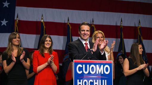 Jedna z mála dobrých zpráv pro demokraty. Andrew Cuomo obhájil guvernérské křeslo ve státě New York.