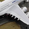 Airbus si v Paříži upiloval křídlo o budovu
