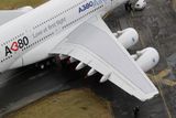 Stroj po přistání na letišti Le Bourget zavadil o jednu z budov a prakticky si upiloval kus pravého křídla.