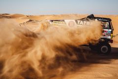 Video: Zrádné duny, strmé sjezdy i rychlé předjíždění. Tak na Dakaru bojují v poušti