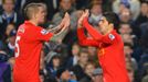 Fotbalisté Liverpoolu Luis Suárez (vpravo) a Daniel Agger slaví gól v utkání proti Chelsea v anglické Premier League 2012/13.