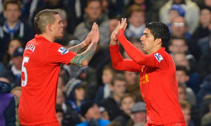 Fotbalisté Liverpoolu Luis Suárez (vpravo) a Daniel Agger slaví gól v utkání proti Chelsea v anglické Premier League 2012/13.