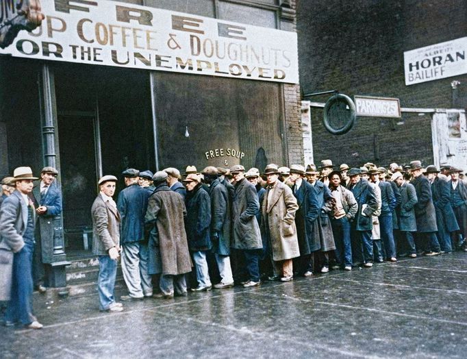 Muži bez práce ve frontě v chicagské polévkárně, kterou otevřel gangster Al Capone v roce 1931. Kolorováno.