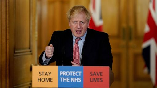 Boris Johnson na tiskové konferenci ke koronaviru.