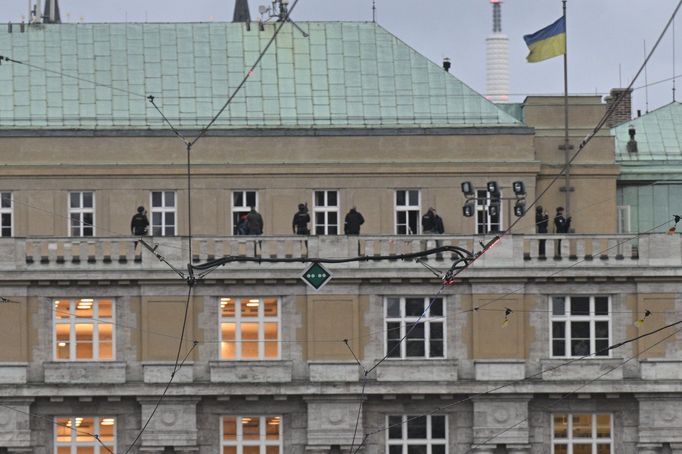 Policisté na zasahují střeše Filozofické fakulty UK.