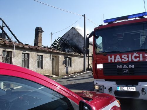 Požár domu a stodoly v Deblíně