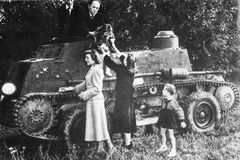 Češka projela železnou oponou v tanku za svou láskou. V USA se stala legendou
