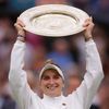 Markéta Vondroušová s trofejí pro vítězku Wimbledonu 2023