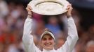 Markéta Vondroušová s trofejí pro vítězku Wimbledonu 2023