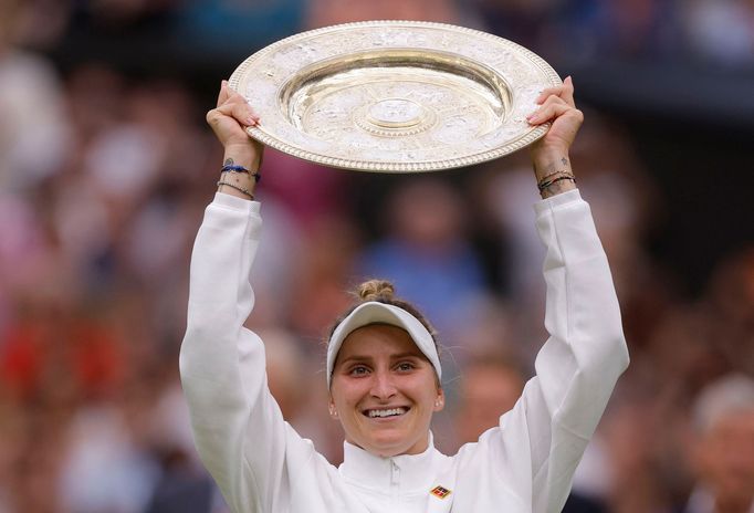 Markéta Vondroušová s trofejí pro vítězku Wimbledonu 2023