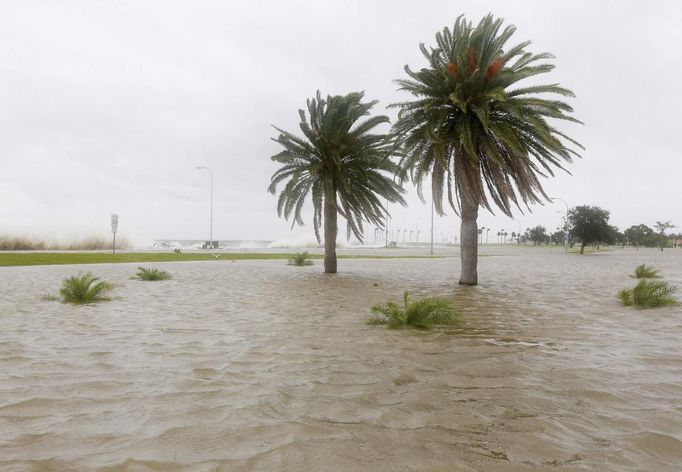 Water floods an area outside the levee system along the shore of Lake Pontchartrain as tropical storm Isaac approaches New Orleans, Louisiana, August 28, 2012. Tropical Storm Isaac was near hurricane force as it bore down on the U.S. Gulf Coast on Tuesday and was expected to make landfall in the New Orleans area seven years after it was devastated by Hurricane Katrina. REUTERS/Jonathan Bachman (UNITED STATES - Tags: ENVIRONMENT DISASTER) Published: Srp. 28, 2012, 2:54 odp.