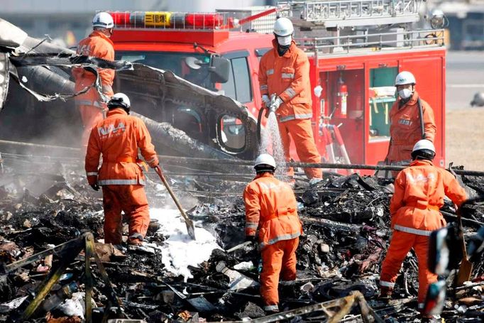 Havárie nákladního letadla na letišti Narita