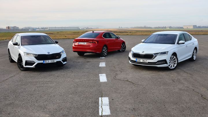 Nejprodávanější auta v Česku za loňský rok: Škoda s přehledem vede, i když propadla