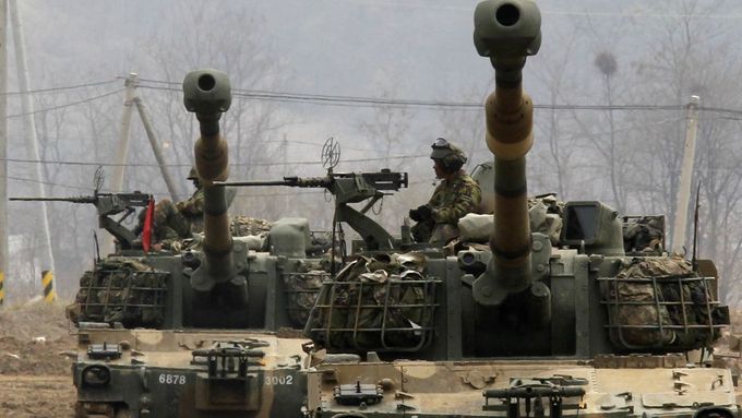 Jižní Korea očekává po neúspěšném testu rakety provokace ze strany severu. Na snímku jihokorejští vojáci, hlídkující u hranice.