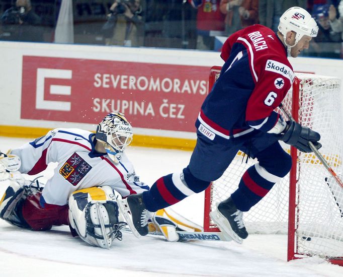 Andy Roach proměňuje nájezd proti Tomáši Vokounovi na MS 2004.