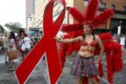 Hrozba AIDS neutichá, jen mizí z centra pozornosti. Na prevenci pak chybí peníze