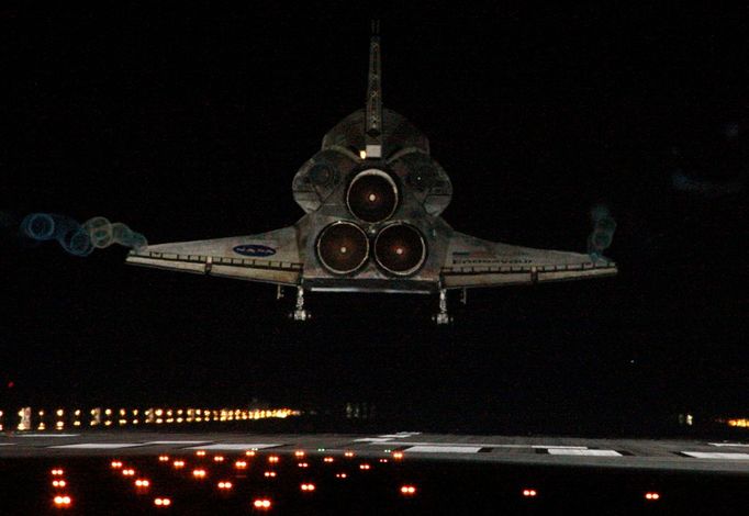 Krásná momentka z přistání raketoplánu Endeavour na Cape Canaveral, Florida. 1. června 2011.