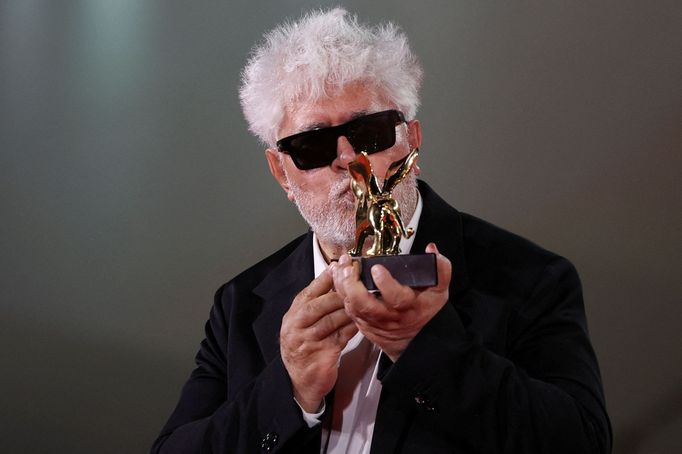 Pedro Almodóvar se Zlatým lvem za film Vedlejší pokoj.