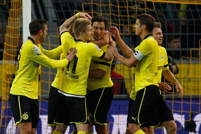 Fotbalisté Borussie Dortmund slaví gól v utkání Bundesligy 2012/13 s Borussií Mönchengladbach.