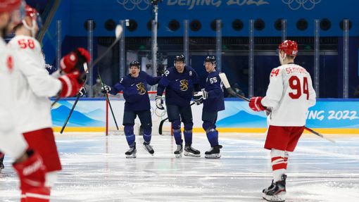 Finská radost po druhém gólu Hannese Björninena při hokejovém finále
