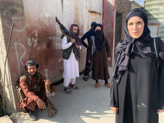 Reportérka CNN Clarissa Wardová s bojovníky radikálního hnutí Tálibán, kteří v roce 2021 obsadili Kábul.