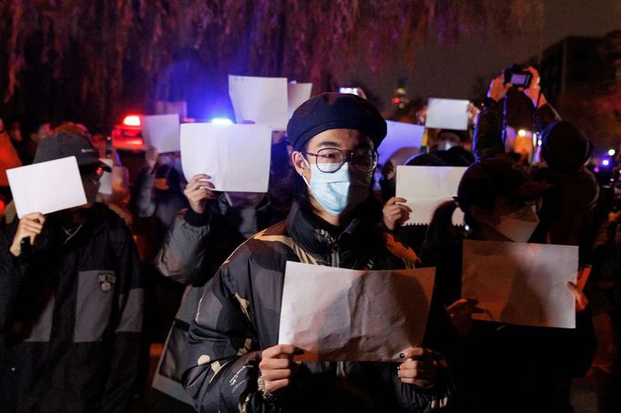 Číňané protestují kvůli přísným koronavirovým opatřením.