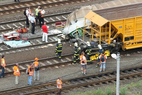 Expres narazil u Studénky do mostu