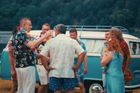 Podívejte se blíž. V klipu SPD se jeden z lídrů zjevně baví míň než ostatní, důvod má