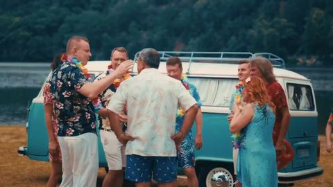 Podívejte se blíž. V klipu SPD se jeden z lídrů zjevně baví míň než ostatní, důvod má