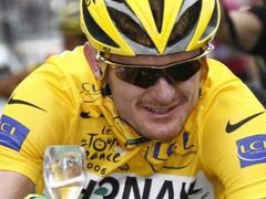 Americký cyklista Floyd Landis ze stáje Phonak si na trati závěrečné etapy Tour de France symbolicky připíjí šampaňským na oslavu svého celkového vítězství.