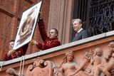 Herci představují jednu z gigantických loutek z balkonu společně s Klausem Wowereiem, berlínským starostou.