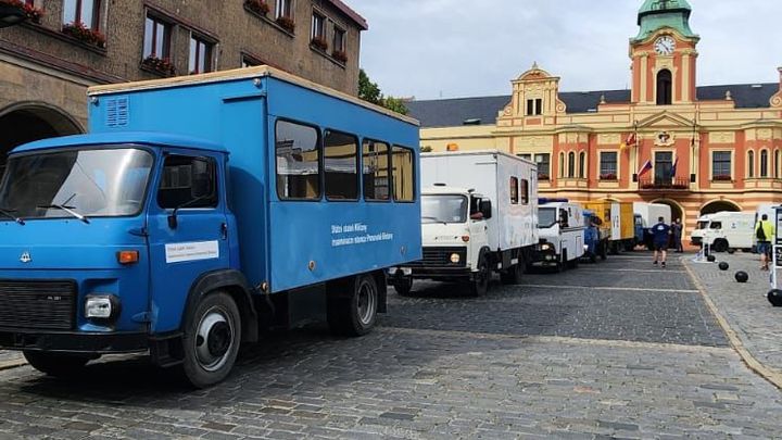 Modrý nezmar zablokoval Mělník. Muzeum Avií oslavilo první rok, přijely i unikáty