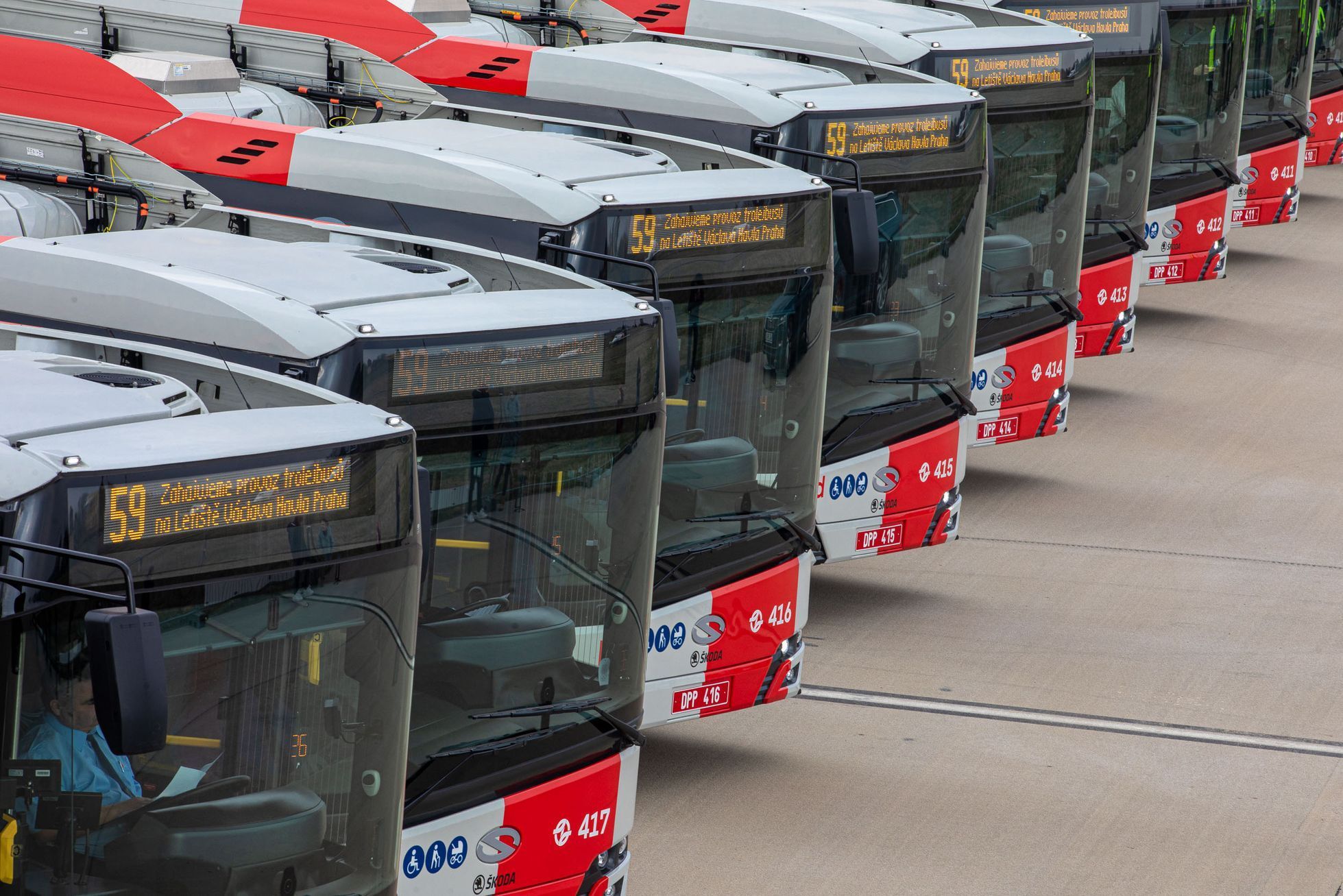 Trolejbusy Škoda Solaris 24, které jezdí z pražského letiště na lince 59