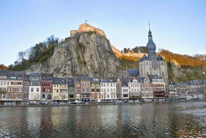 skála spolu s citadelou mají na starosti fotogeničnost belgického Dinantu