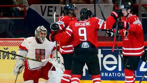 Hokej, MS 2013, Česko - Kanada: Eric Staal (vpravo) slaví gól na 0:1