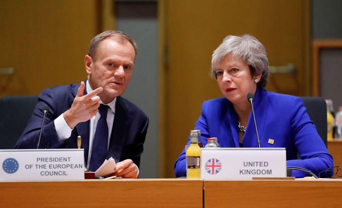 Donald Tusk a Theresa Mayová.