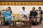 Jednala rovněž s předsedou jeho dolní komory Thura Shwe Mannem (první zprava).