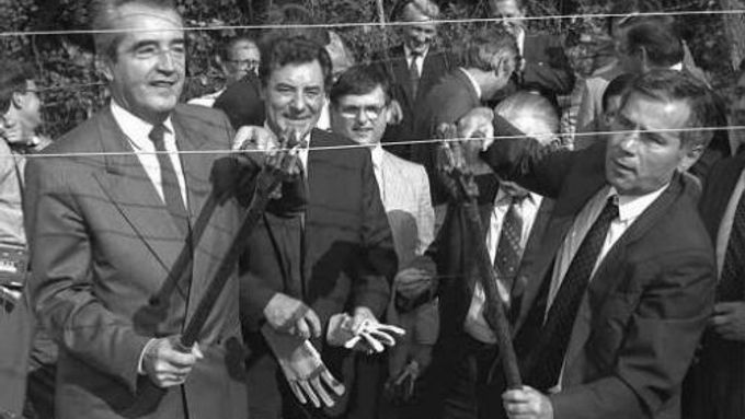 Stříhání ostnatých drátů 20. června 1989. Maďarský ministr zahraničí Gyula Horn (vpravo) se svým rakouským protějškem Aloise Mockem