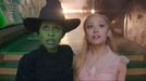 Cynthia Erivo jako Elphaba a Ariana Grande v roli Galindy.