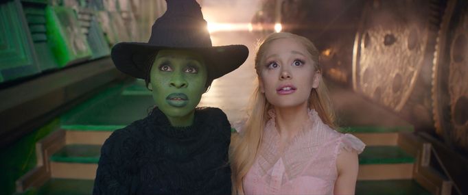 Cynthia Erivo jako Elphaba a Ariana Grande v roli Galindy.