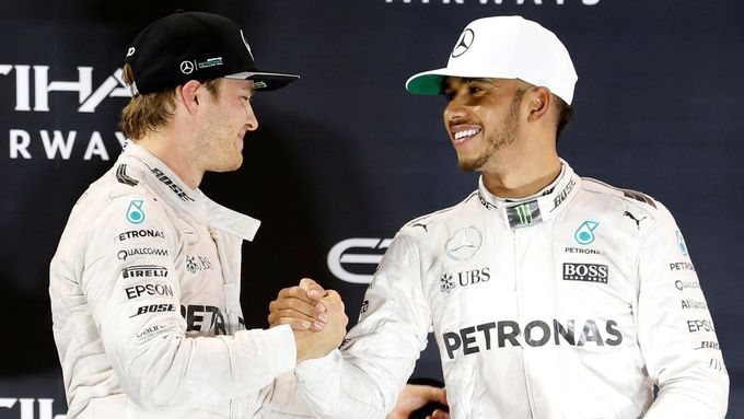 I když si Nico Rosberg a Lewis Hamilton v Abú Zabí na konci souboje o korunu mistra světa podali ruku, celou sezonu bylo o v boxech Mercedesu pořádně dusno.