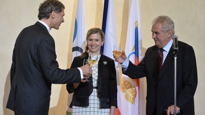 Jiří Kejval, Kateřina Valachová a Miloš Zeman si připíjejí po podepsání přihlášky na olympiádu 2016